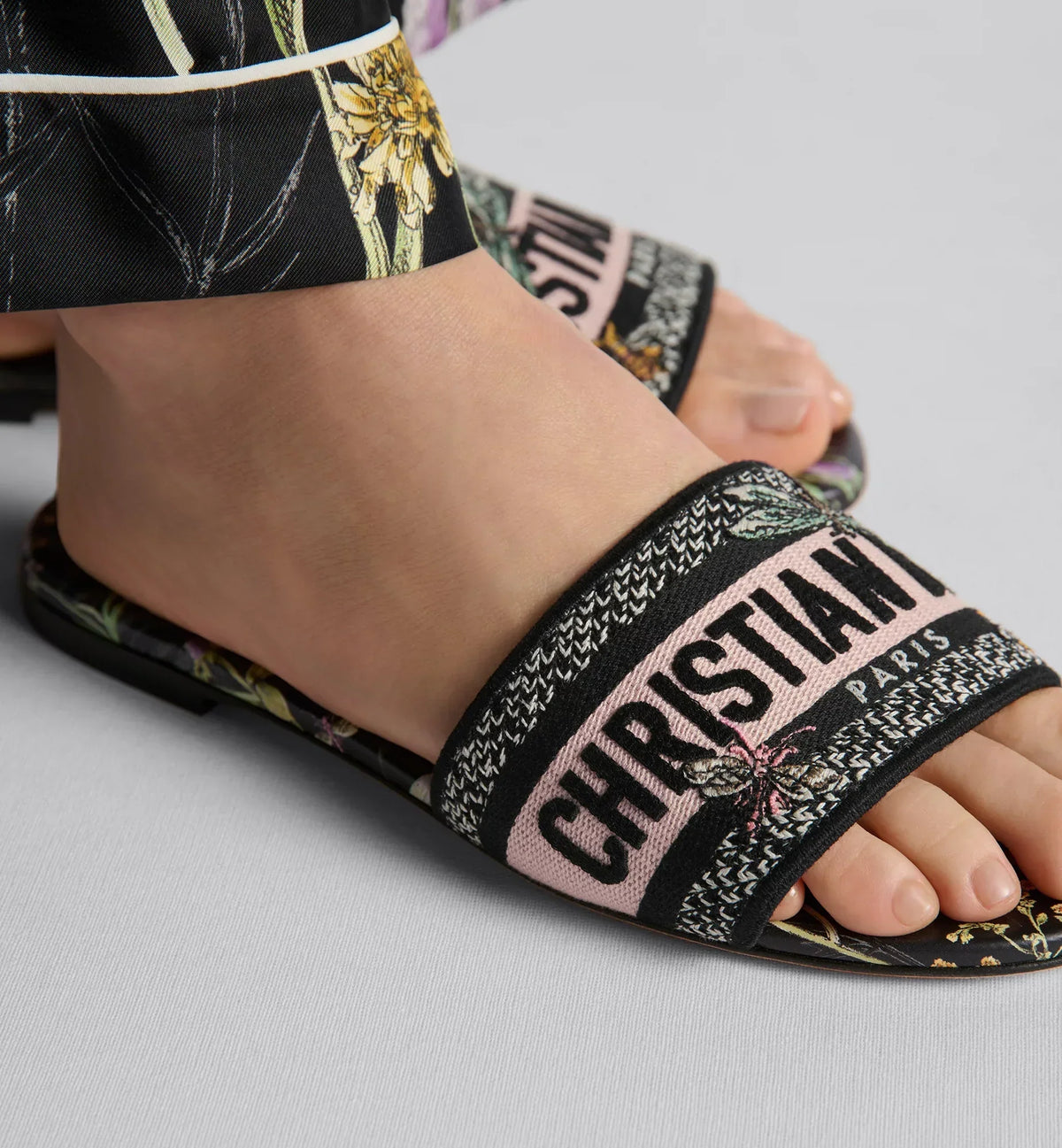 Dway Ultimate Comfort Slides – a vibrant homage to passion for botanicals, the Dway slide presents the black – LUX VERSE Luxury Designer Fashion Outlet