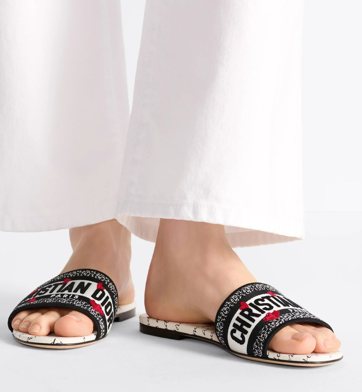 Dway Slide Adore Motif – the white upper is embroidered with the black Christian Paris signature and is – LUX VERSE Luxury Designer Fashion Outlet