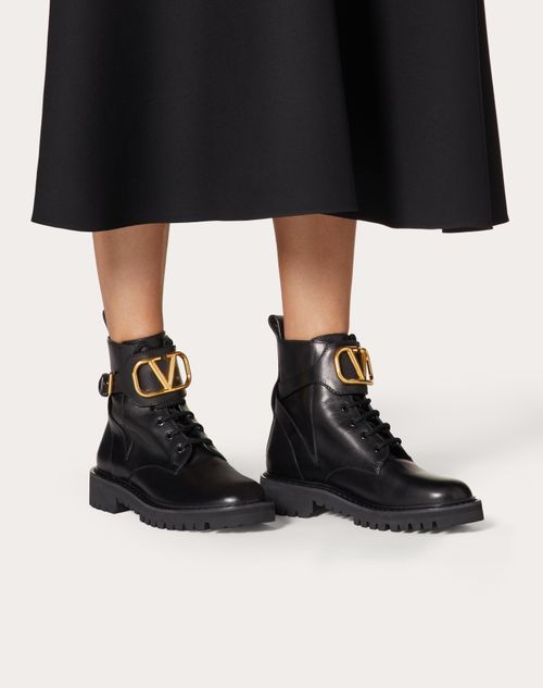 Vlogo Signature Calfskin Combat Boot 35mm /.8 In. – detail.- Vintage-effect brass VLogo Signature detail- Rubber lug sole – LUX VERSE Luxury Designer Fashion Outlet