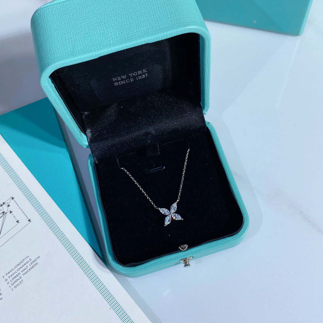 Platinum and Diamond Victoria Pendant Necklace – LUX VERSE Luxury Designer Fashion Outlet