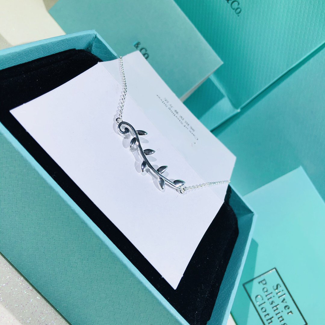 Paloma Picasso Sterling Silver Olive Branch Necklace – LUX VERSE Luxury Designer Fashion Outlet
