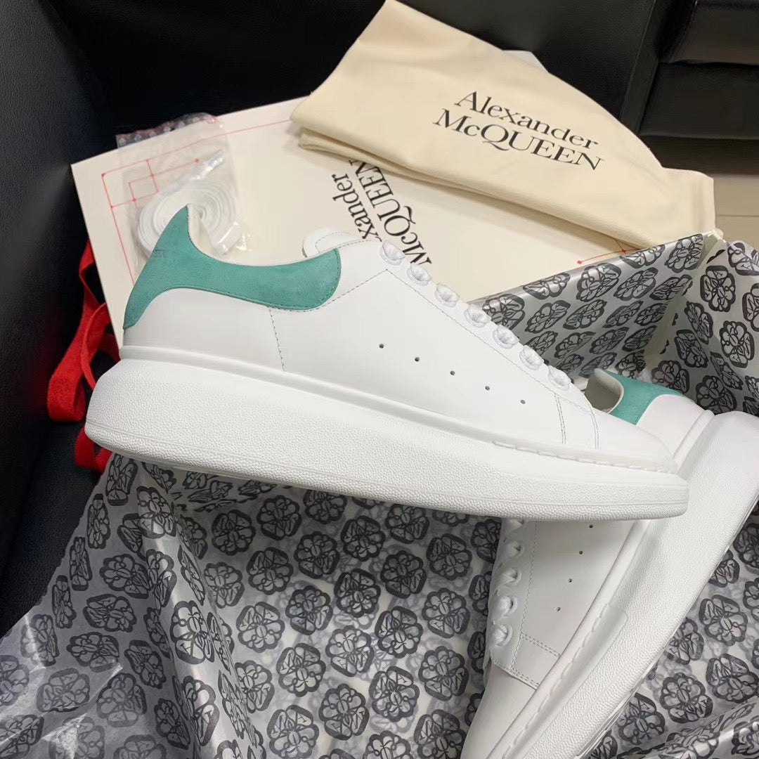 Oversized-Sneaker aus Wildleder in Mintgrün mit Lasche