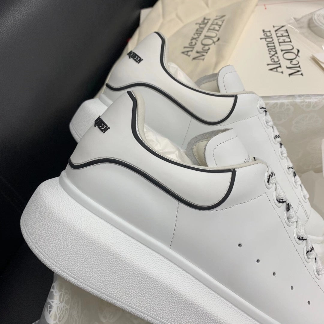 Übergroße schwarze Outline-Sneaker