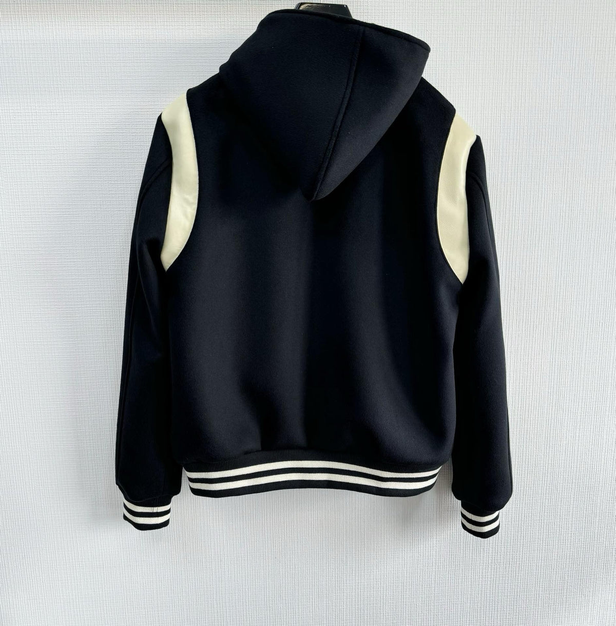 Varsity-Jacke für Herren – Schulterpartie aus schwarzer Wolle