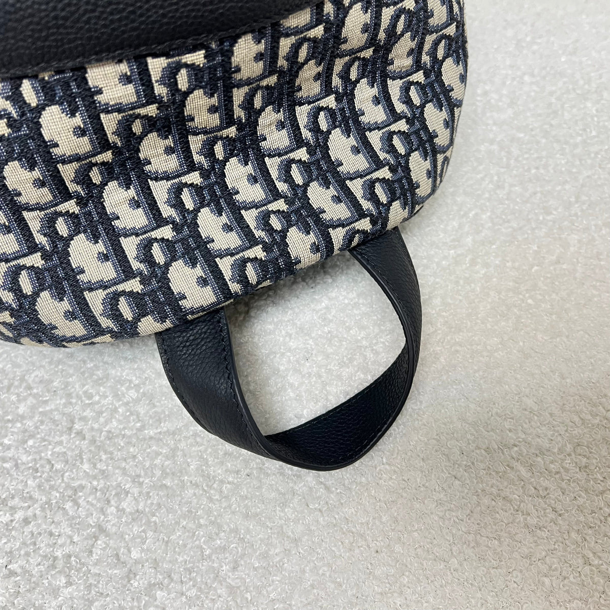 Schwarz-grauer Rucksack
