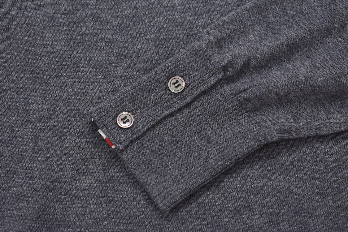 Grauer Wollpullover mit vier Querstreifen am Ärmel – Herren