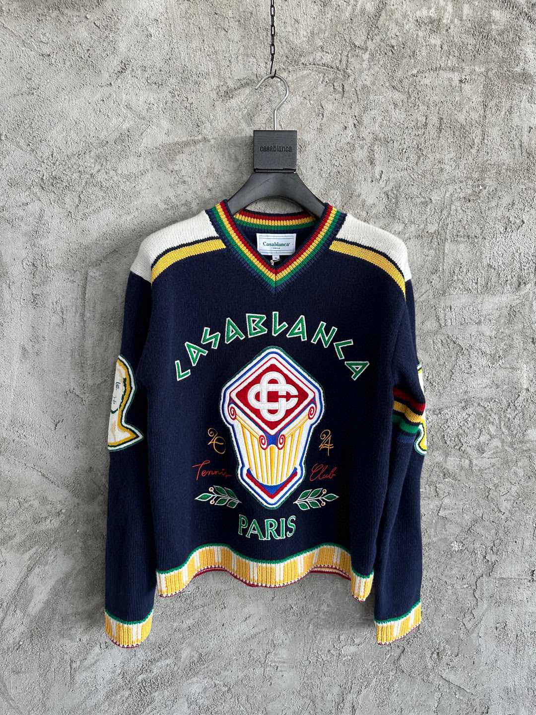 Navy Wollpullover mit Rundhalsausschnitt und Wappen-Intarsie – Herren