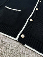 Marineblaue Wollstrickjacke mit gesticktem Wappen – Herren