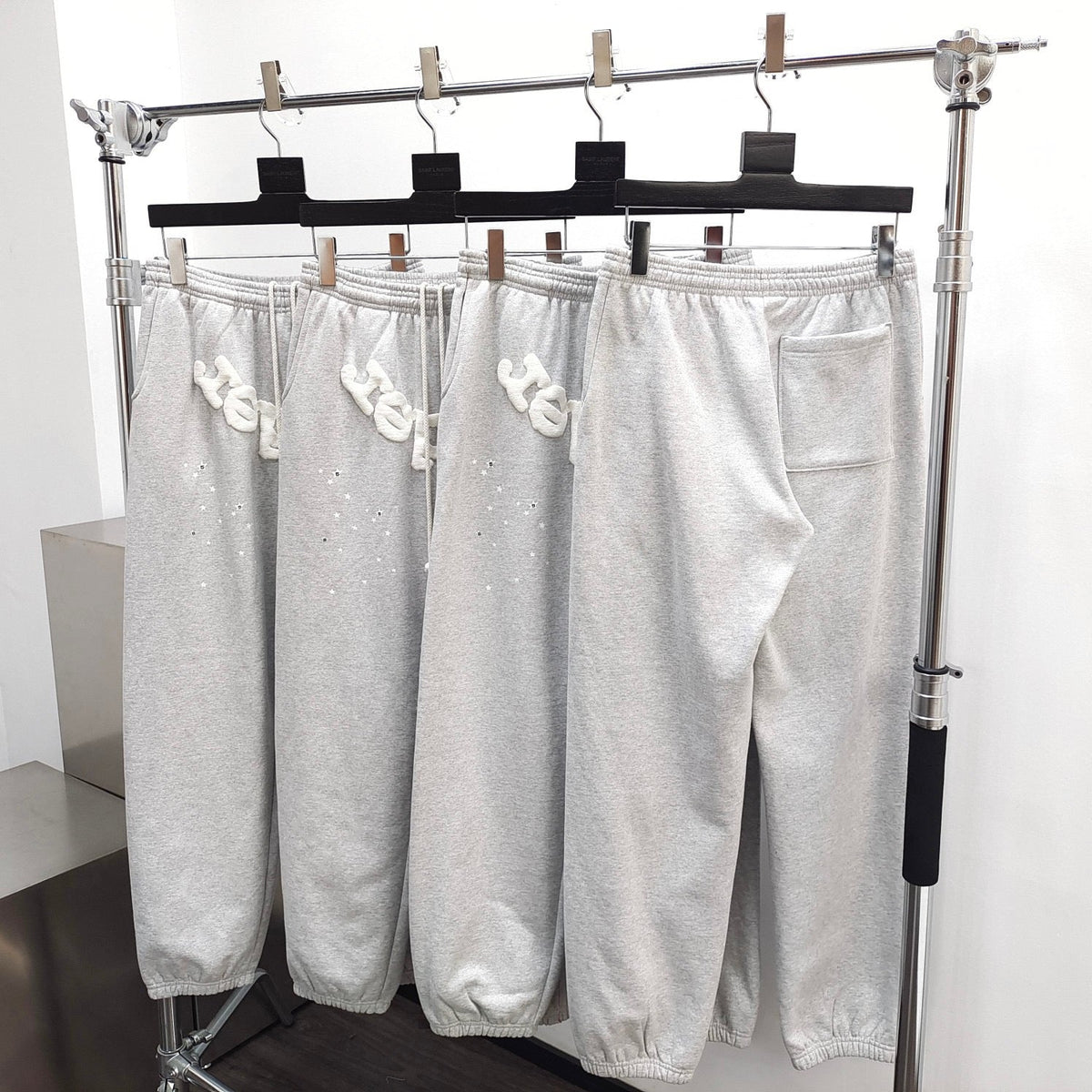 Graue Jogginghose mit „Arch Text“-Aufdruck aus Baumwolle – Herren