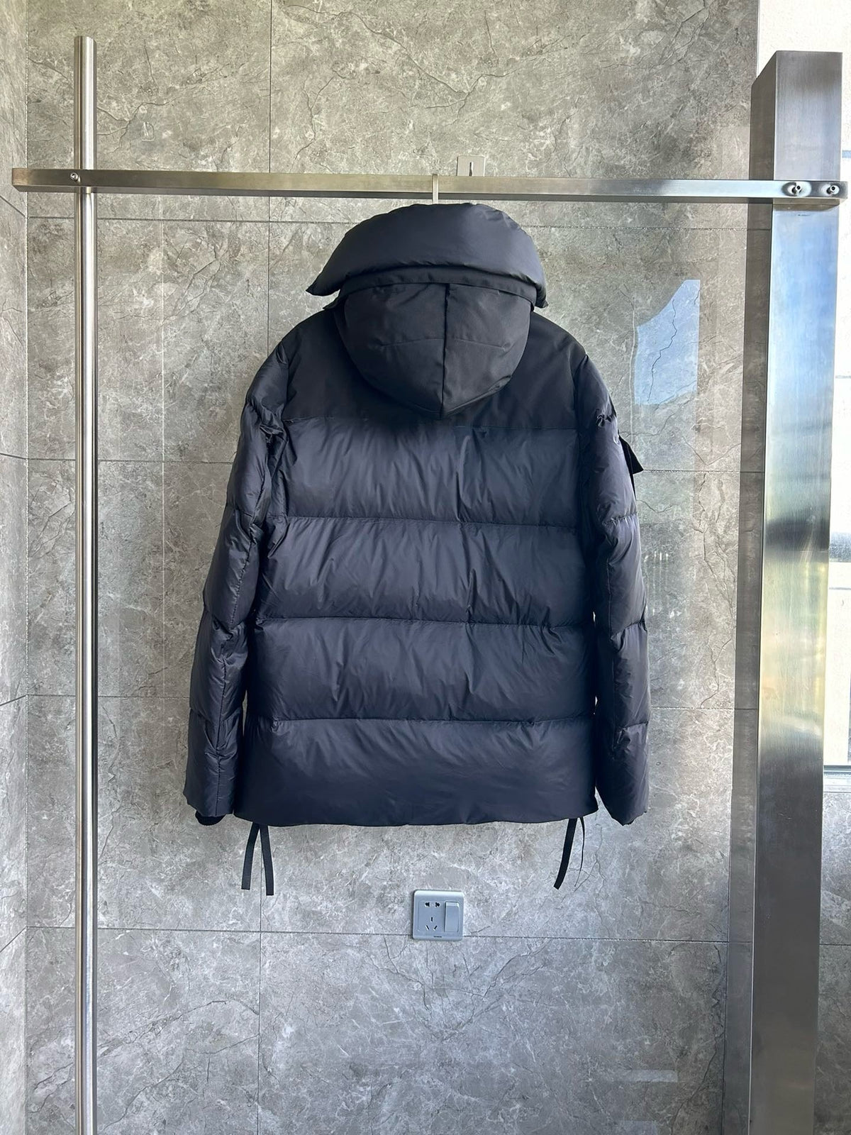 Schwarz-weißer Parka – Herren