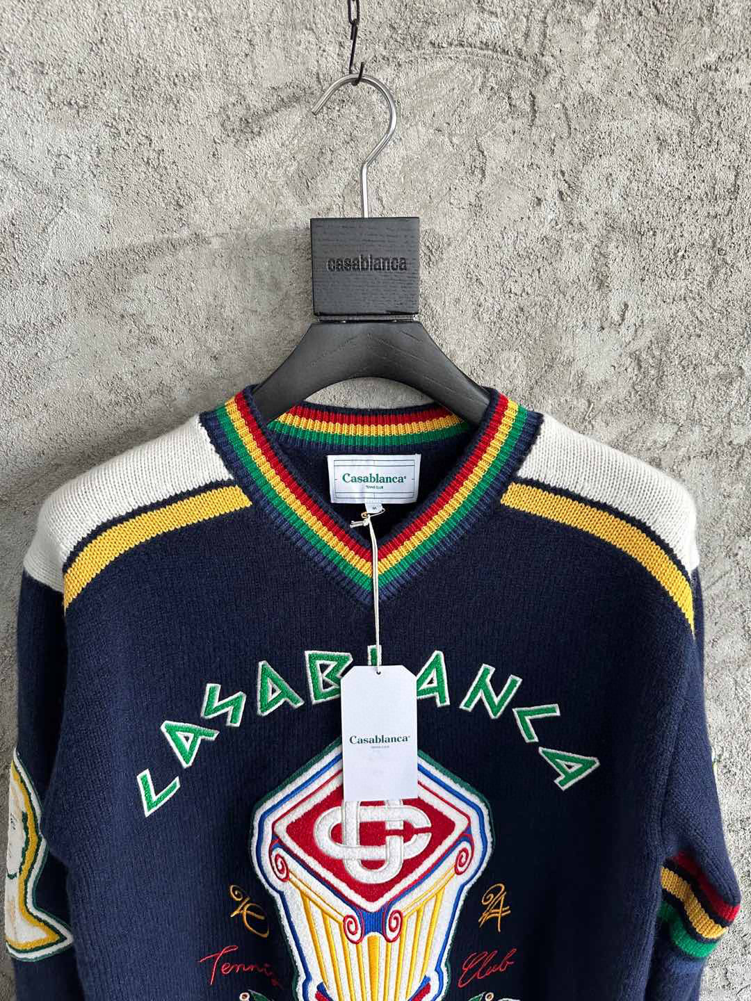 Navy Wollpullover mit Rundhalsausschnitt und Wappen-Intarsie – Herren