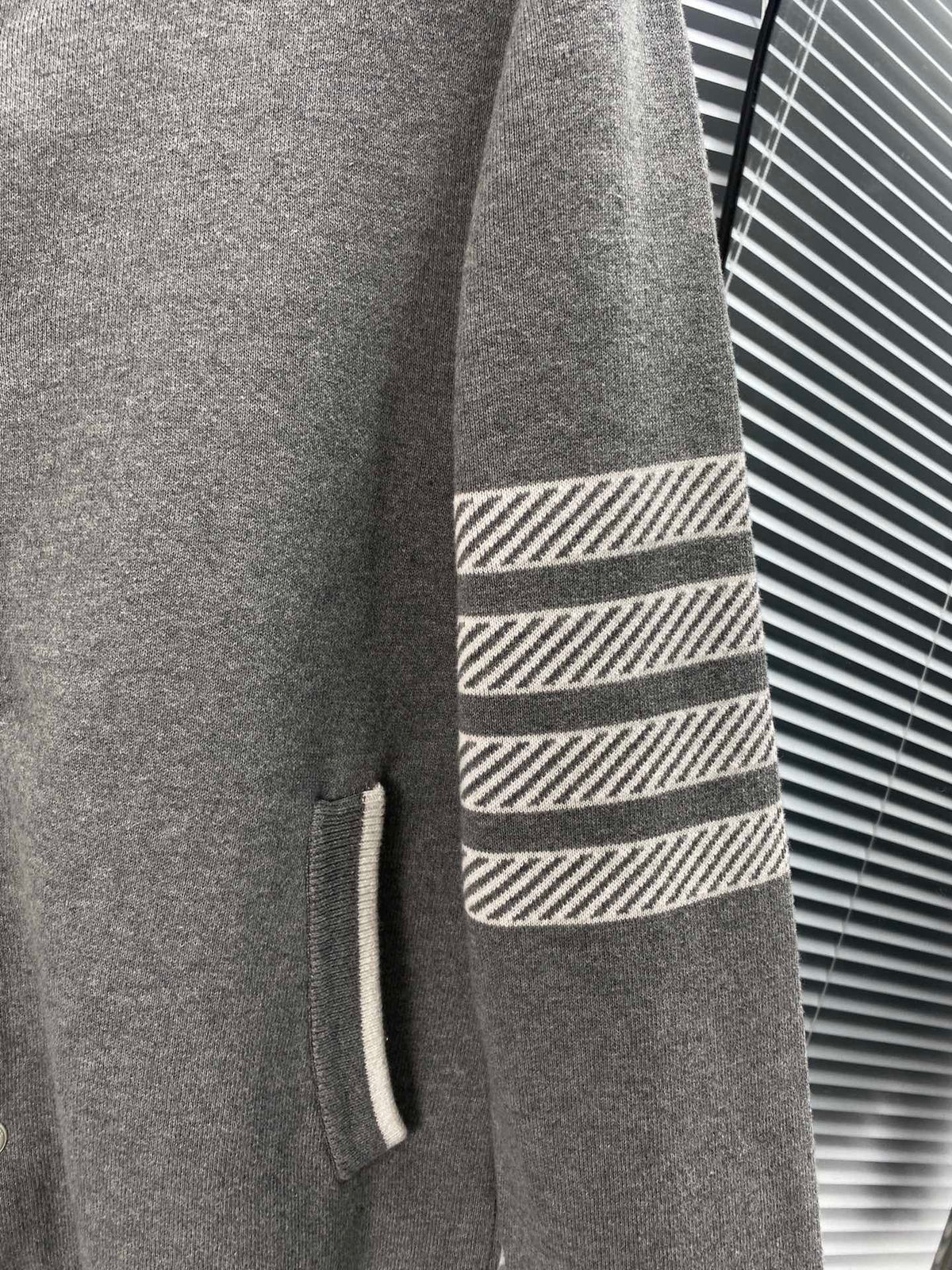 Marineblaue Strickjacke aus Wolle mit vier Streifen – Herren
