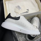 Oversized-Sneaker aus schwarzem Leder mit Lasche