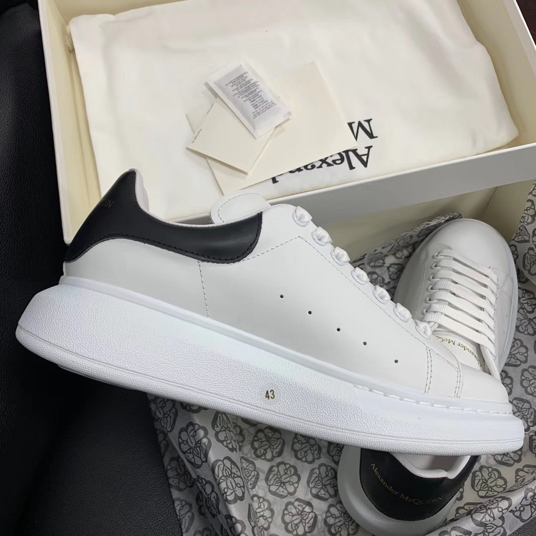 Oversized-Sneaker aus schwarzem Leder mit Lasche