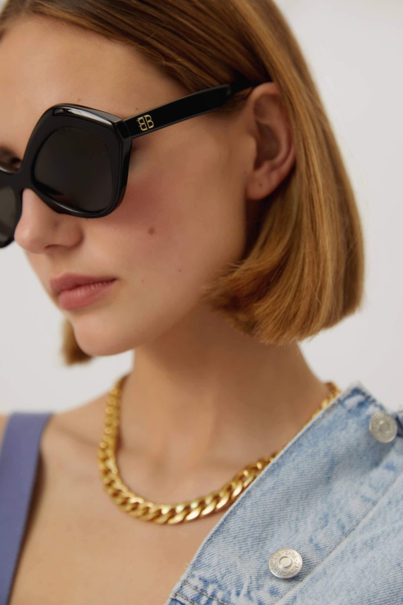 Butterfly femenine black sunglasses with BB logo – bB Iconic logo on left temple – LUX VERSE Luxury Designer Fashion Outlet