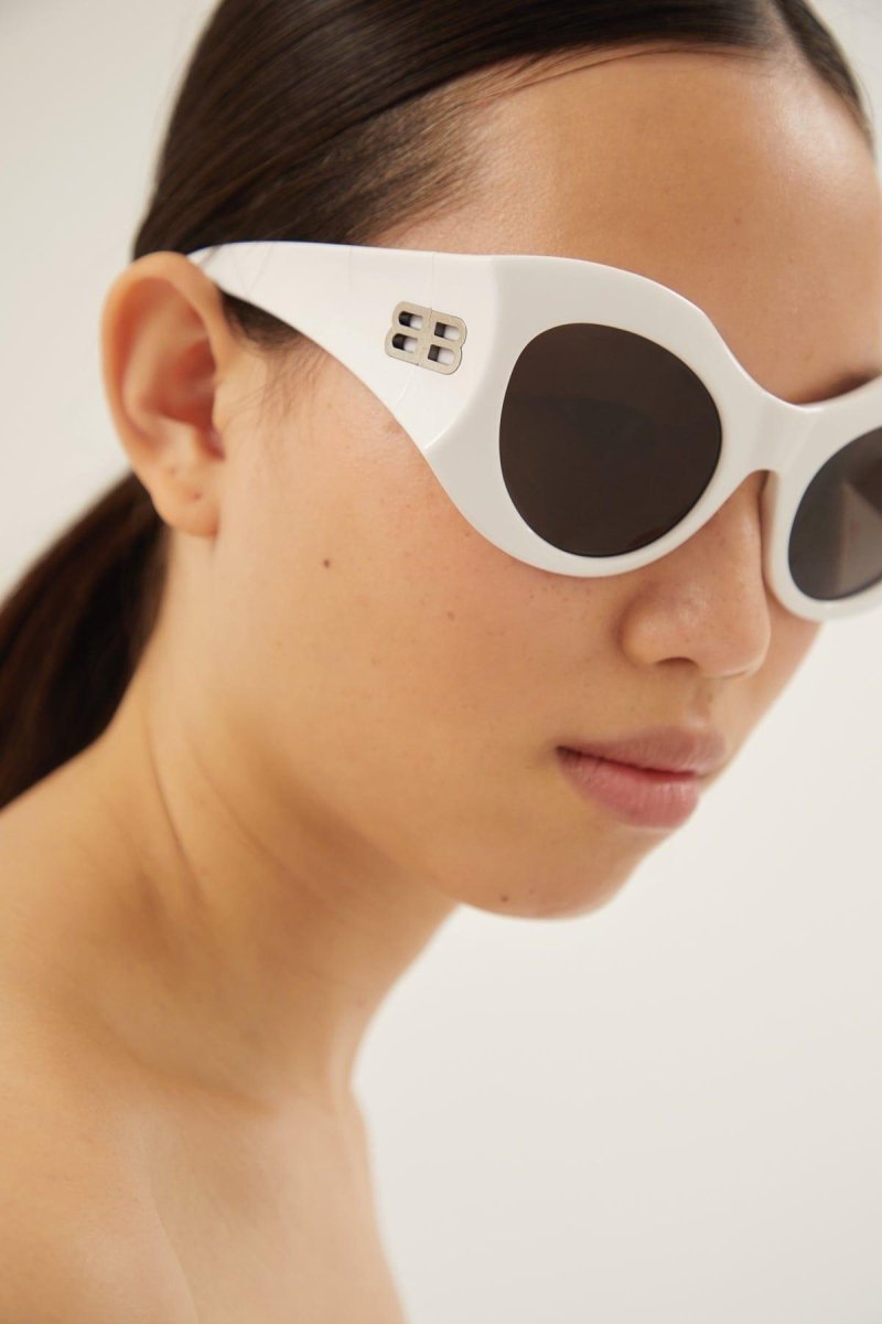 Hourglass round sunglasses in white – these sunglasses are in several looks of the's Spring 23 Collection, NYC – LUX VERSE Luxury Designer Fashion Outlet