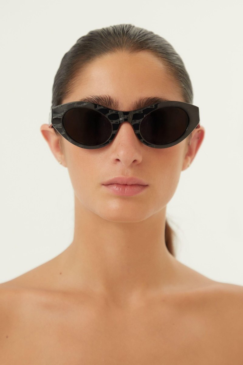 Oval femenine black sunglasses – easy-to-wear cat-eye shape with rounded volumes – LUX VERSE Luxury Designer Fashion Outlet