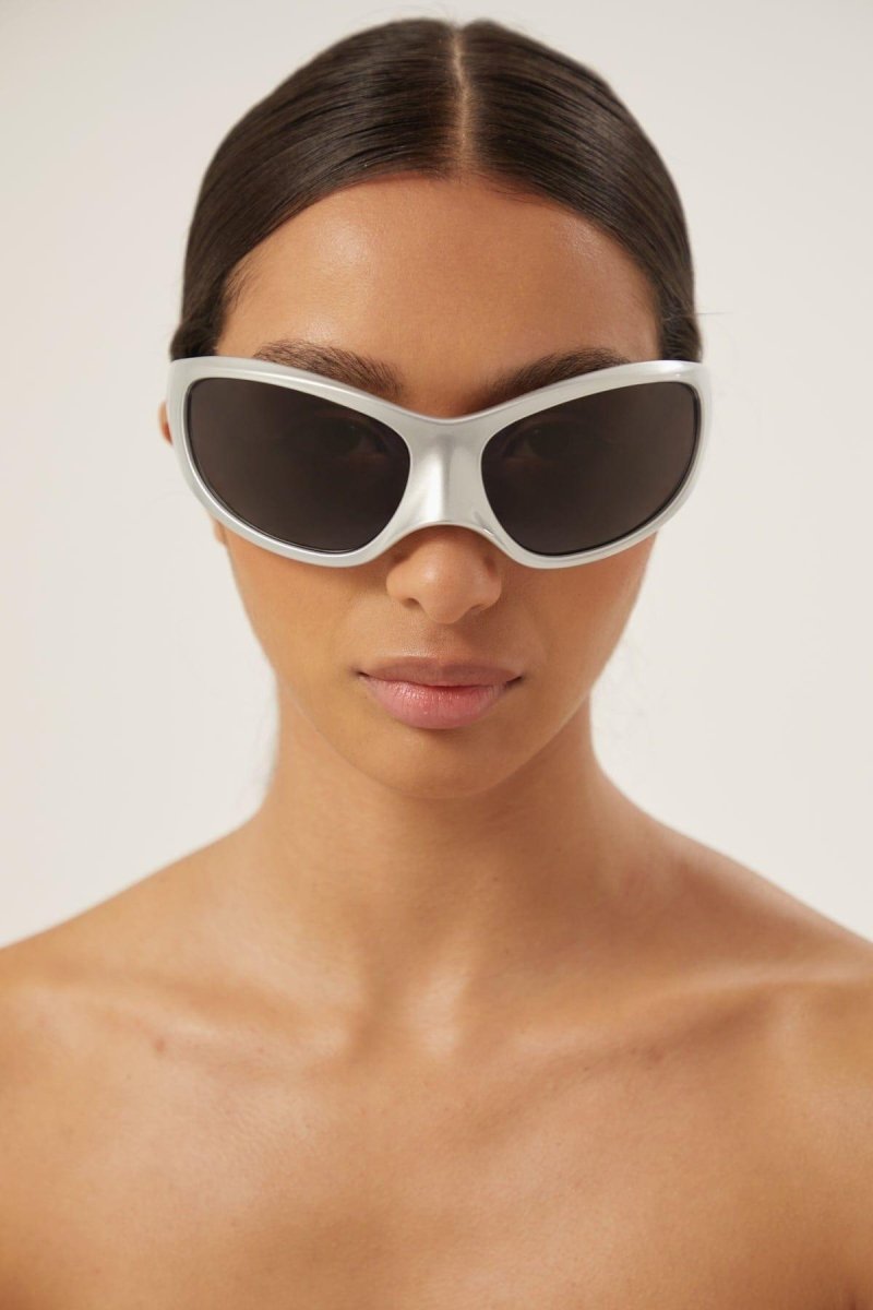 Skin XXL Cat sunglasses in silver – a brand statement in terms of silhouette and fashion realism – LUX VERSE Luxury Designer Fashion Outlet