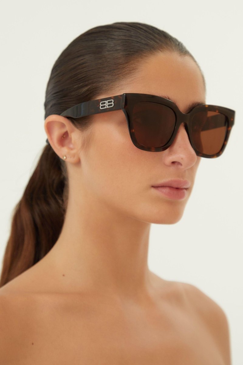 Squared femenine havana sunglasses – easy-to-wear cat-eye shape with rounded volumes – LUX VERSE Luxury Designer Fashion Outlet