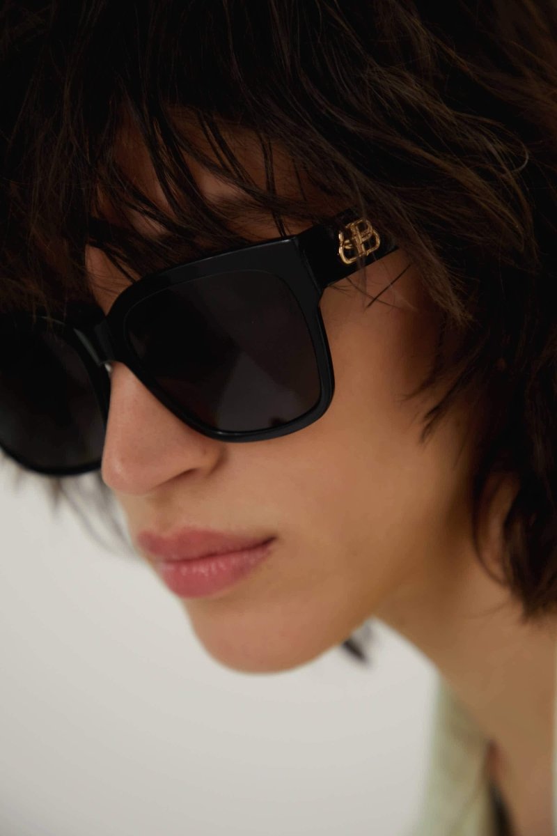 Ultra slim black cat-eye sunglasses – shapes are outlined like digital drawing tools in flat, automatic colors – LUX VERSE Luxury Designer Fashion Outlet