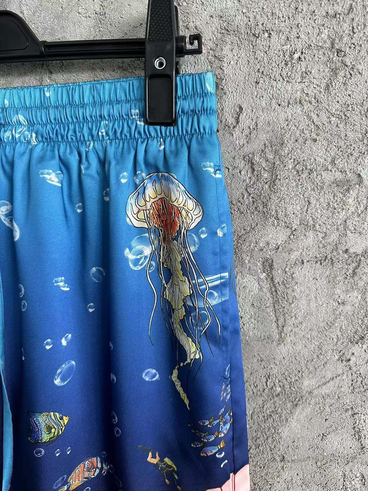Badeshorts aus Seide mit Unterwasser-Print – Herren
