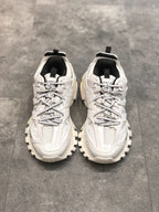 Weiße Turnschuhe verfolgen