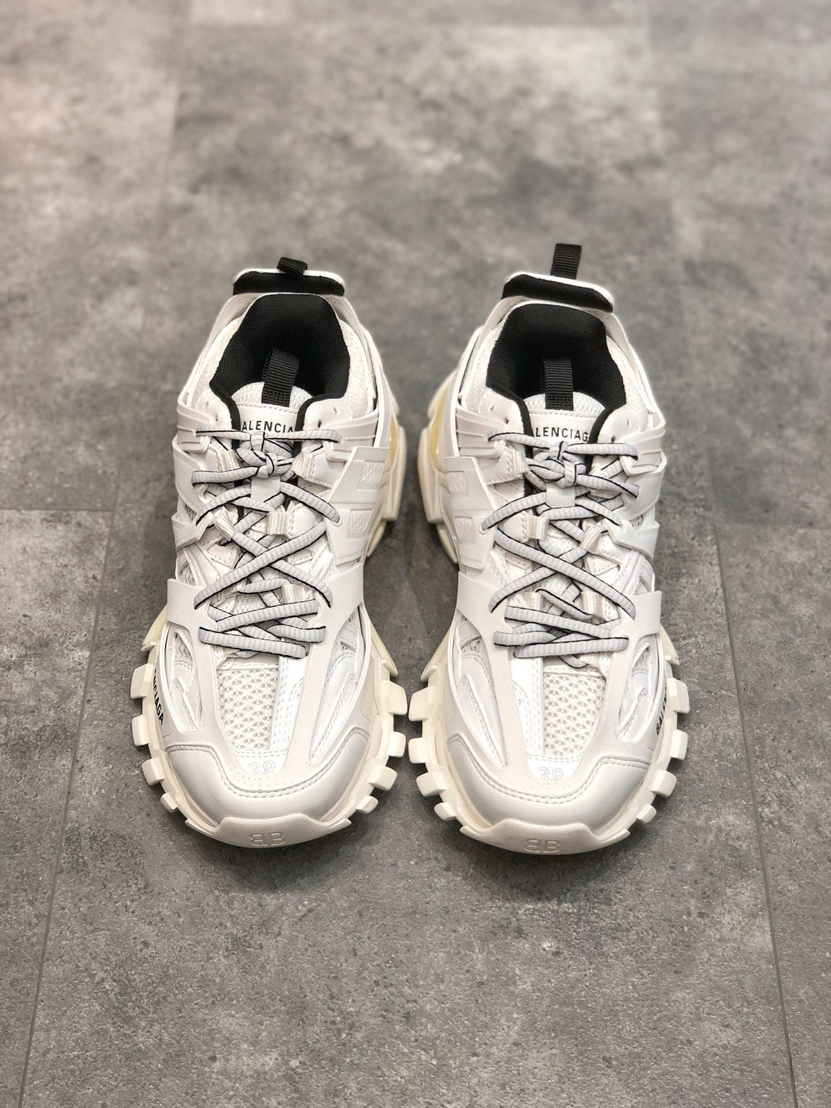 Weiße Turnschuhe verfolgen