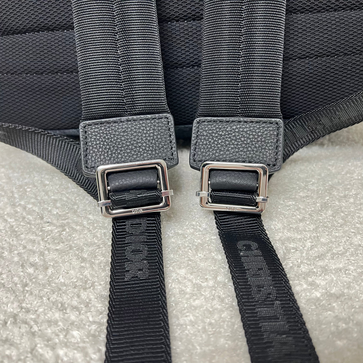 Schwarz-grauer Rucksack