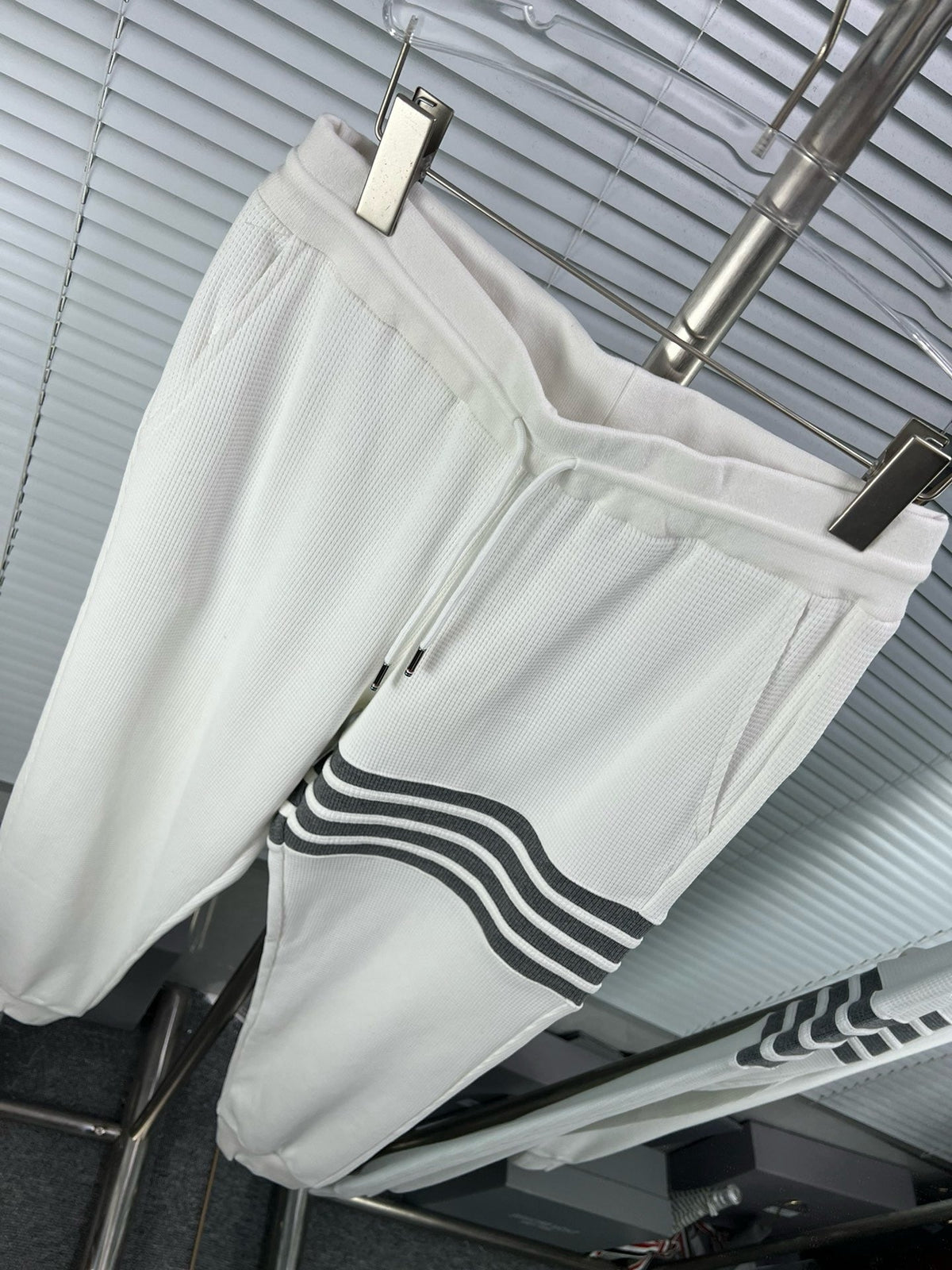Graue Baumwoll-Jogginghose mit Vierfachstreifen – Herren