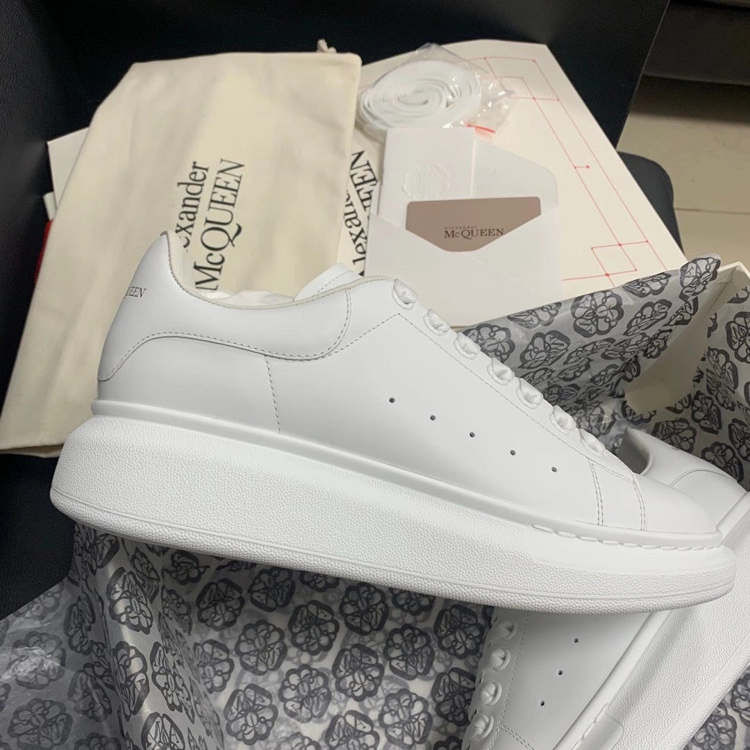Oversized weiße Tab-Sneaker