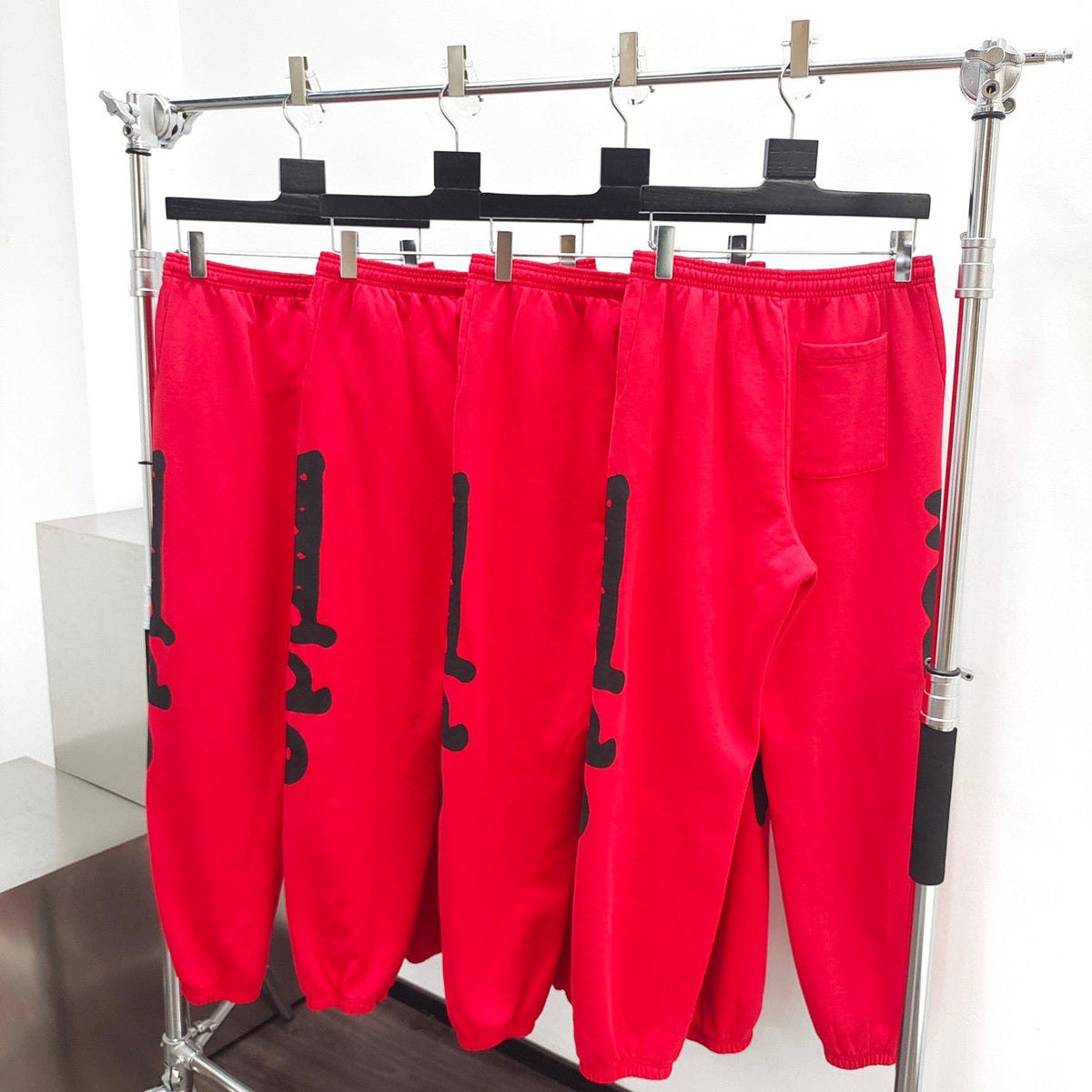 Rote Jogginghose mit seitlichem Print – Herren