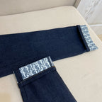Blauer Denim mit Monogramm am Saum, gerade geschnitten – Damen