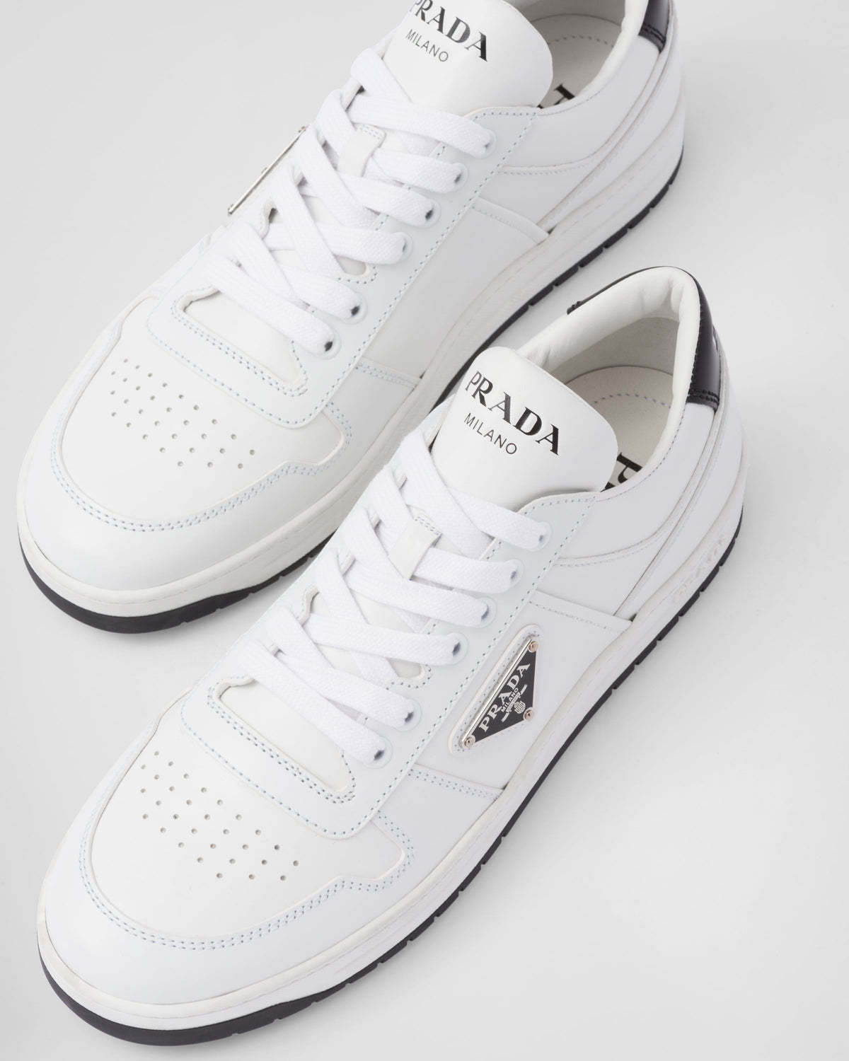 Downtown leather motif sneakers – the new color contrast emphasizes the lines of the shoe, creating a dynamic mix – LUX VERSE Luxury Designer Fashion Outlet