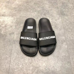 Schwarze Slides mit weißem Logo