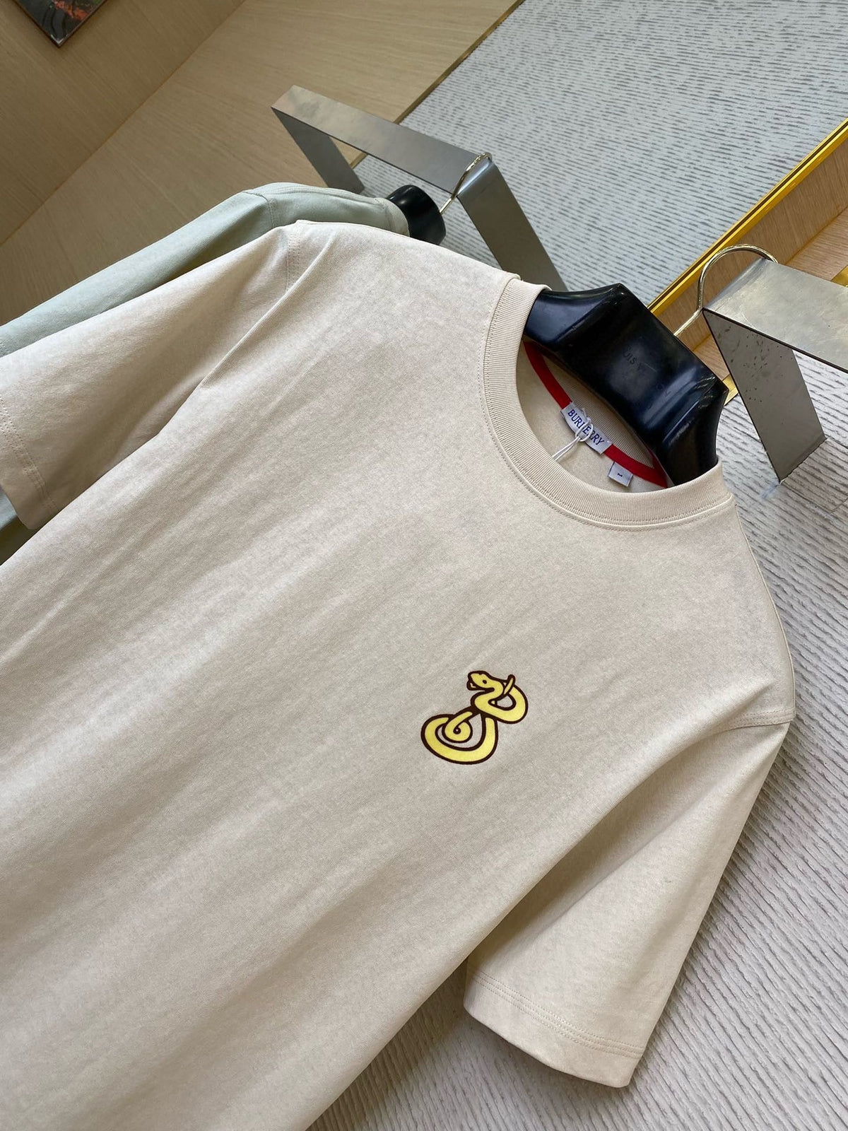 Rotes Kurzarmshirt aus Baumwolle mit goldenem Logo – Herren