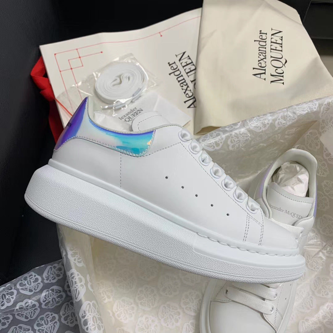 Oversize-Sneaker mit schillernder Lasche