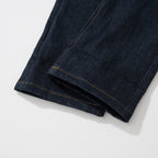 Gerade geschnittene Herrenjeans mit Monogramm-Saum aus marineblauem Denim
