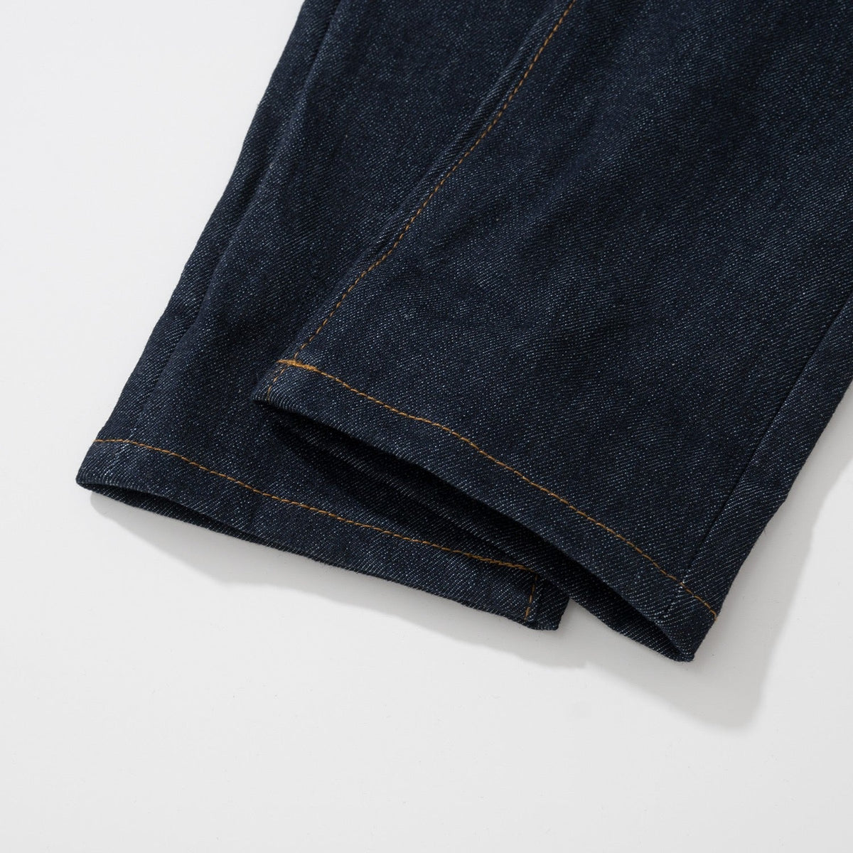 Gerade geschnittene Herrenjeans mit Monogramm-Saum aus marineblauem Denim