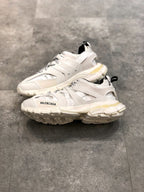 Weiße Turnschuhe verfolgen