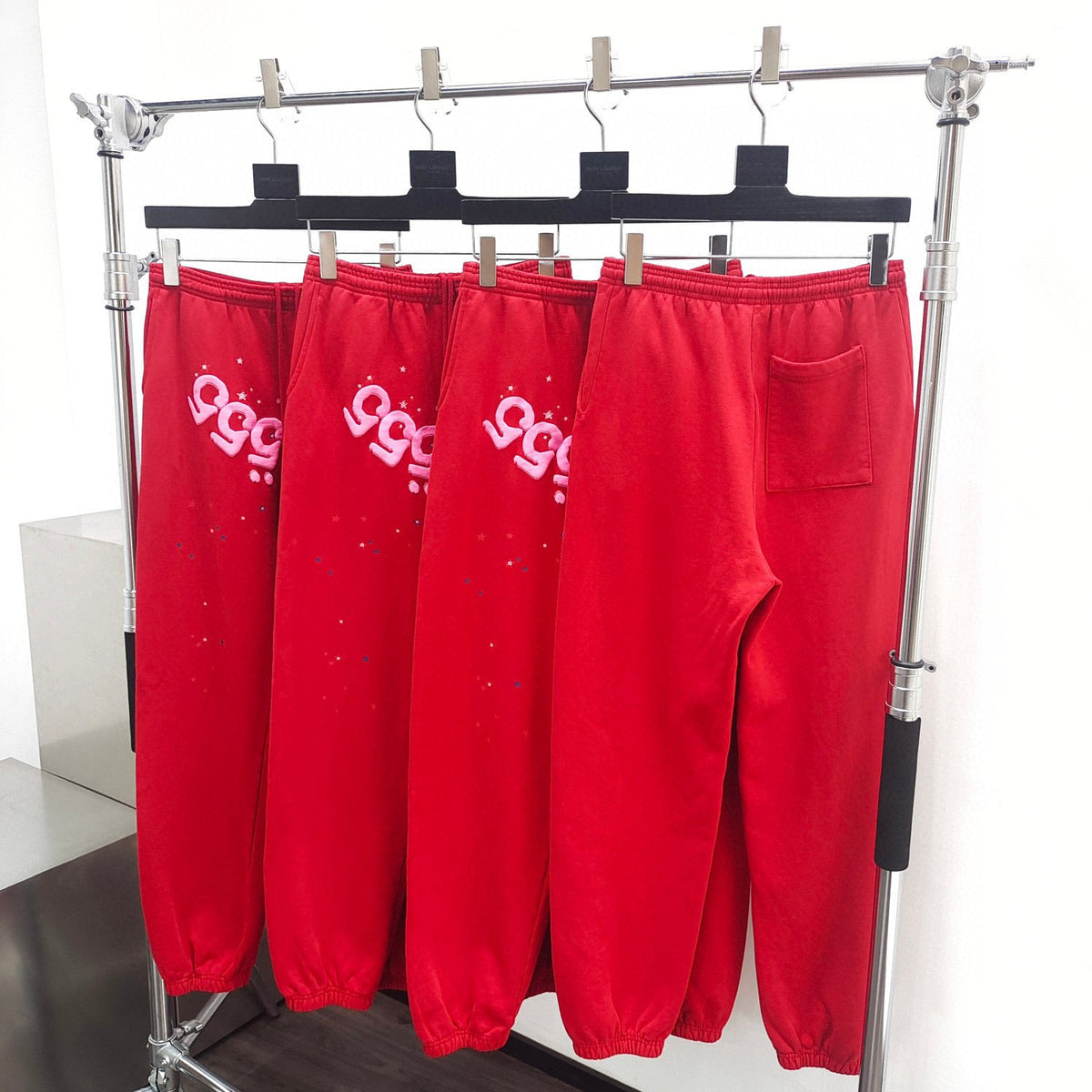 Jogginghose für Herren aus roter Baumwolle mit Zahlendruck