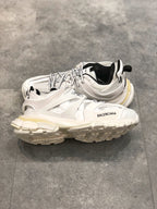 Weiße Turnschuhe verfolgen