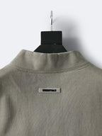 Essentials Olive Small Logo Sweatshirt – Herren
