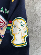 Navy Wollpullover mit Rundhalsausschnitt und Wappen-Intarsie – Herren