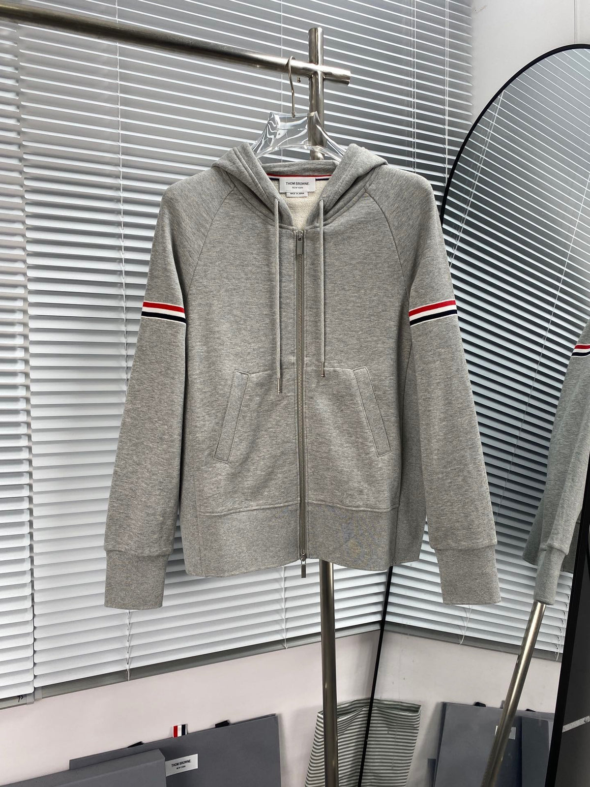 Marineblaue Wolljacke mit Reißverschluss und Streifen am Ärmel – Herren