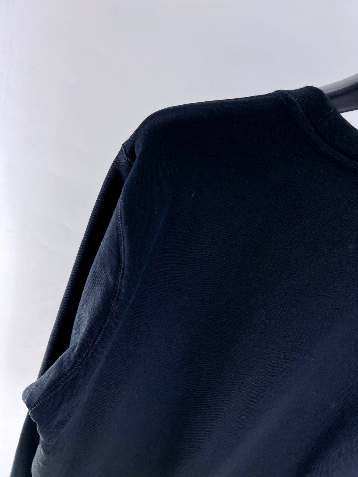 Marineblauer Baumwoll-Crewneck mit Ballgrafik – Herren