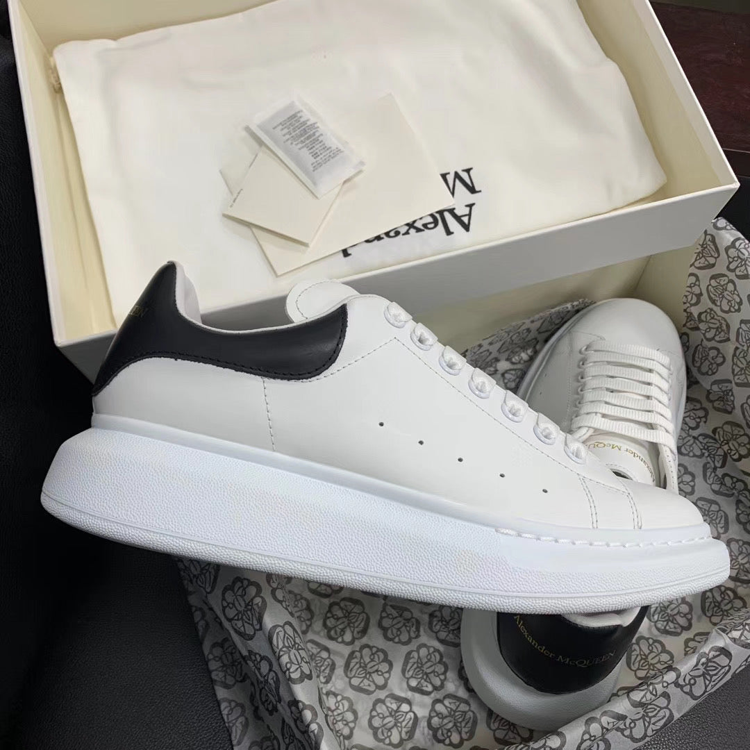 Oversized-Sneaker aus schwarzem Leder mit Lasche