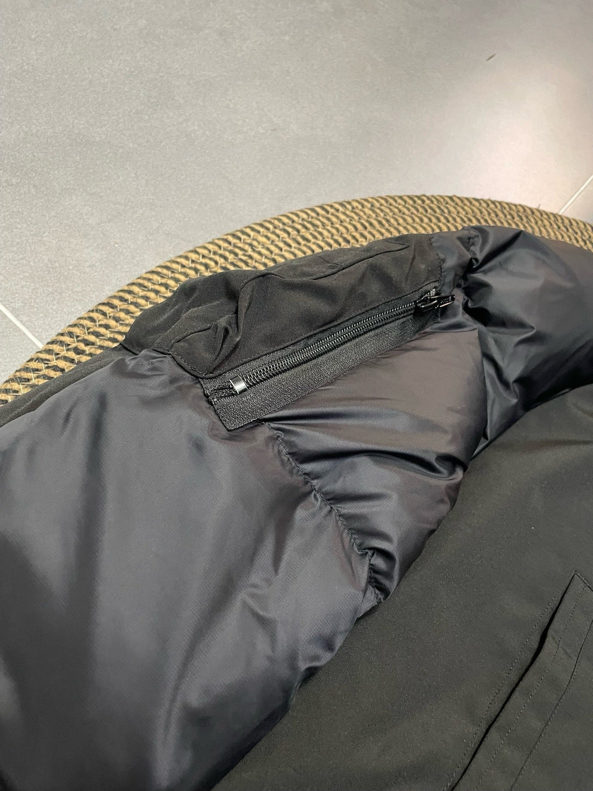Schwarz-weiße Steppjacke für Herren