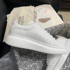 Oversized weiße Tab-Sneaker
