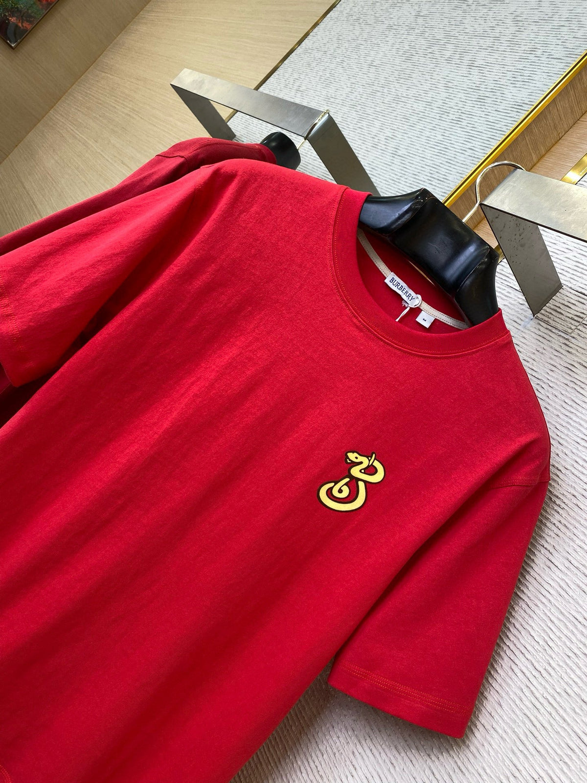 Rotes Kurzarmshirt aus Baumwolle mit goldenem Logo – Herren
