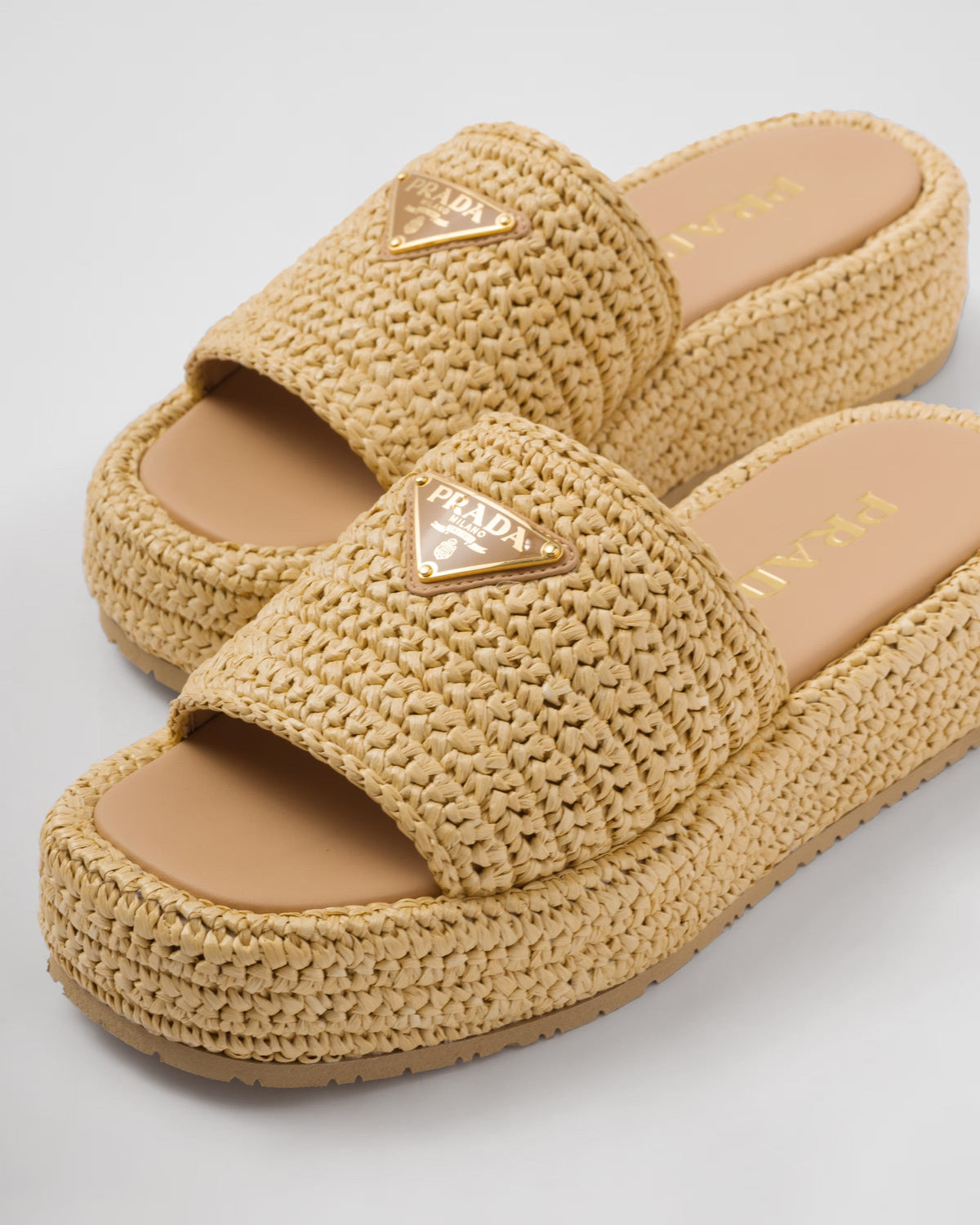 Crochet flatform slides – raffia-effect yarn Crochet workmanship Enameled metal triangle logo Monoblock rubber – LUX VERSE Luxury Designer Fashion Outlet